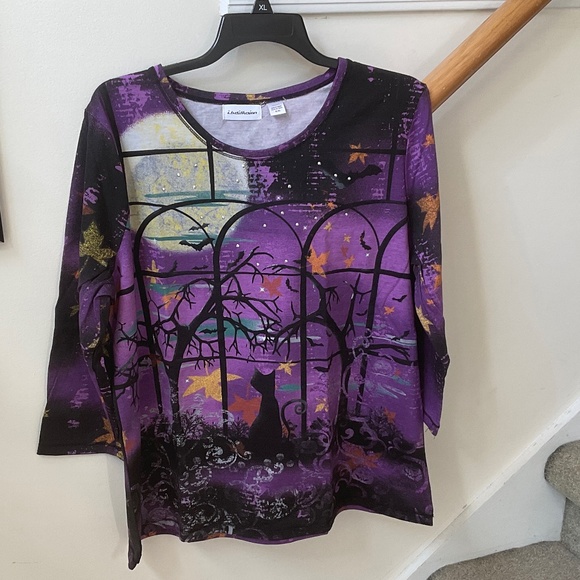 size xl, bust is 44โ inches, only one, Halloween shirt with cat ๐โโฌ and bats ๐ฆ - Picture 5 of 7